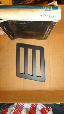 NOS 1970 PONTIAC CATALINA BONNEVILLE MARCADOR TRASERO DERECHO LÁMPARA BISEL DE LUZ 9799829 Foto 1 de 4