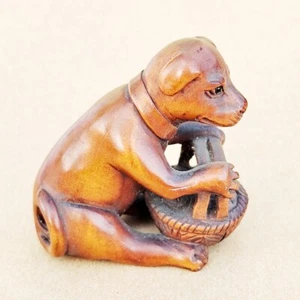 GX942 - Netsuke de boj tallado a mano de 20 años: precioso perro con cesta - Imagen 1 de 10