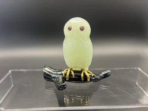 Vintage Mcm Chinesische Jade Eule Schnitzerei mit Granataugen auf einem Onyxzweig - Bild 1 von 7