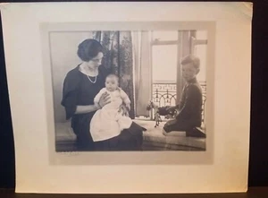 ANTICA FOTO D'EPOCA ORIGINALE MADRE E 2 BAMBINI 14" X 11" VEDI NOTE - Foto 1 di 11