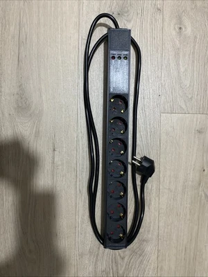 19” Rack Steckdosenleiste mit Überspannschutz 16A 7-Fach - Bild 1 von 3