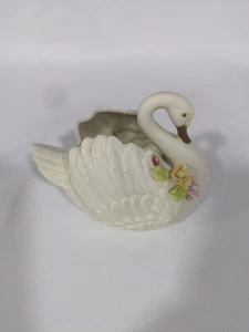 Cisne bisque de porcelana con flores aplicadas hecho en Taiwán 6x4,5" 39-645 - Imagen 1 de 9