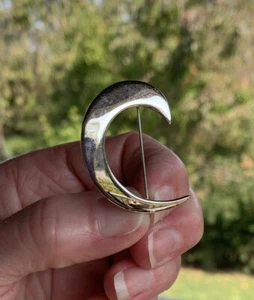 Monet Vintage Brosche silberfarben 80er-90er Jahre Halbmond Wirbel Design - Bild 1 von 5