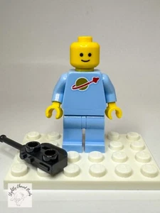 NEW!! Lego BAM CLASSIC SPACE Bright Light Blue (Build A Minigifure 2025) - Picture 1 of 2