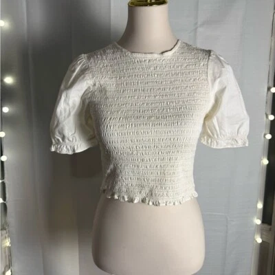 Blusa corta estilo RD crema manga abullonada ajustada Foto 1 de 4