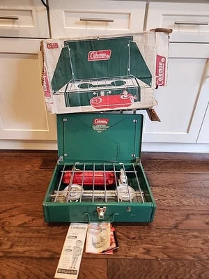 Estufa de campamento Coleman 425E499 1971 de dos quemadores gasolina combustible con caja camping limpia  Foto 1 de 4