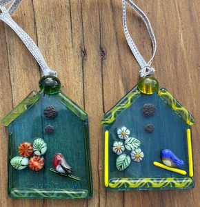2 Mini Vogelhaus Ornamente aus verschmolzenem Glas 2” Höhe x 1,5” Breite - Bild 1 von 9