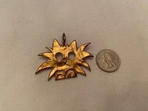 Vintage Biche de Bere goldfarben Katze Anhänger 1 3/4" mal 2" - Bild 1 von 4