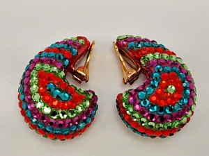 Paire de boucles d'oreilles clips pavées cristal multicolore en forme de Nautilus Richard Kerr - Photo 1/10