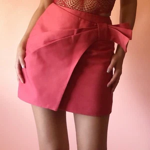 Minifalda CMEO Collective con pajarita precio de venta sugerido por el fabricante $165 - Imagen 1 de 3