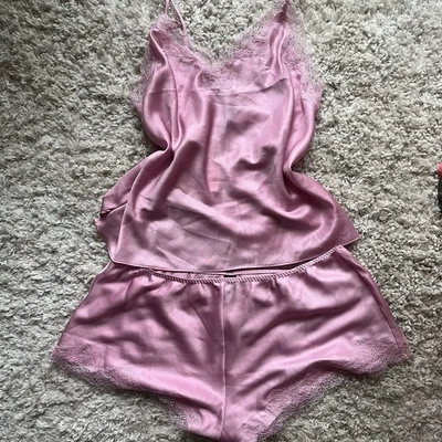 Victoria’s Secret Satén Brillo Encaje Camiseta sin Mangas y Satén Corto Conjunto Rosa L Nuevo con Etiquetas Foto 1 de 4
