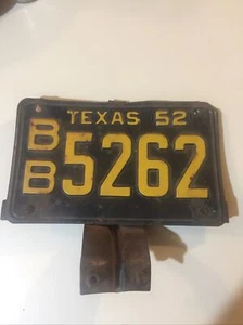 1952 TEXAS LICENSE PLATE  1 Plate Only With Original Mounting Bracket (BB5262) - Picture 1 of 12