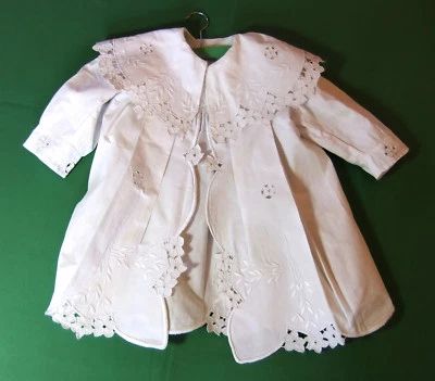 Abrigo de verano pequeño para niña de principios del siglo XX en pana bordada Foto 1 de 4