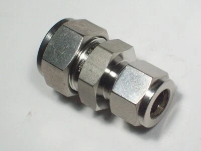 1- SUPERLOK Stainless Steel Reducing Union, 3/4" Tube x 1/2" Tube, SRU-12-8