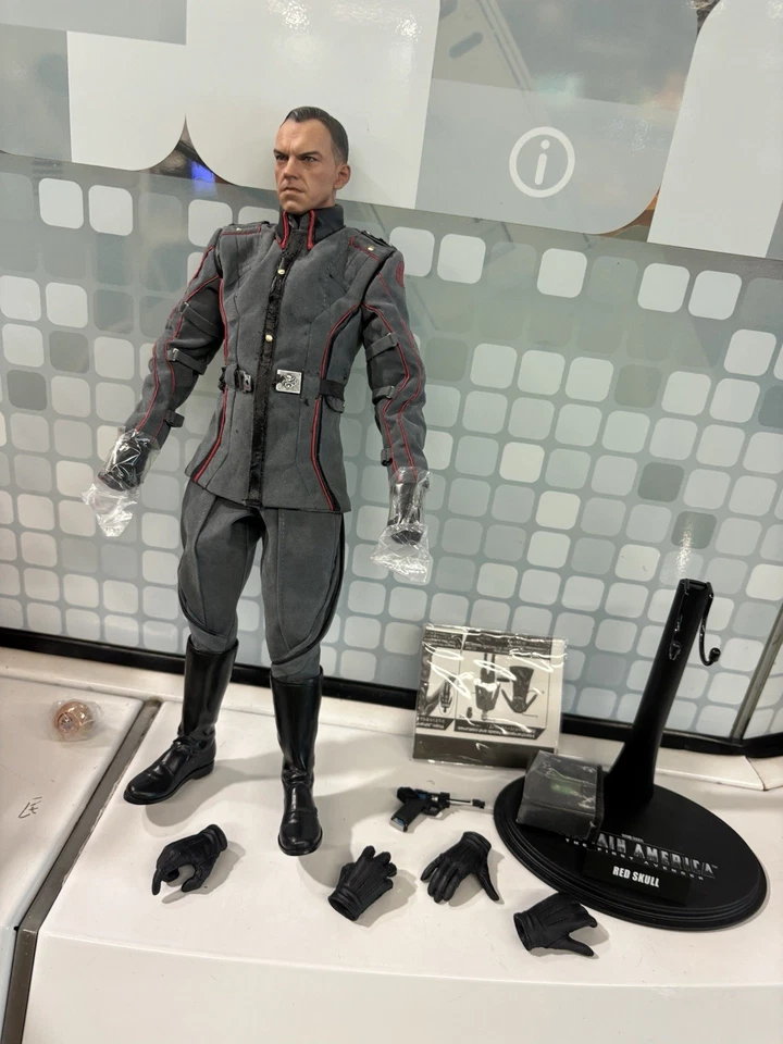 Defect Hot Toys Red Skull Captain America MMS167 / The First Avenger Used - Image 1 of 4