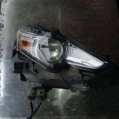 LEXUS IS300H 2013-2016 XENON HEADLIGHT RIGTH DRIVER SIDE - image 1 of 4