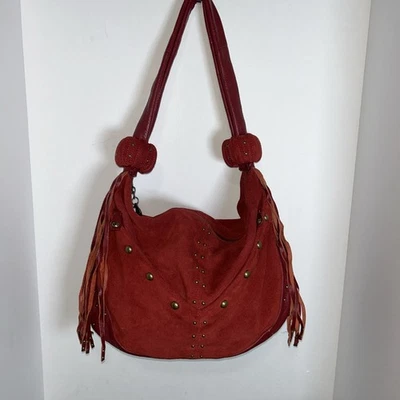 Bolso de Mano DE COLECCIÓN Queen Latifah Gamuza Tachonado con Flecos ~ Carmesí Precio de Venta sugerido por el fabricante $179 Foto 1 de 4