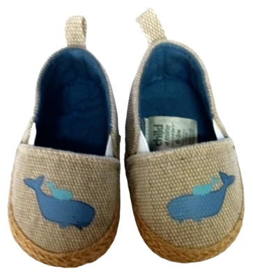 Zapatos sin cordones Carter's Child of Mine Whale para recién nacidos Foto 1 de 4