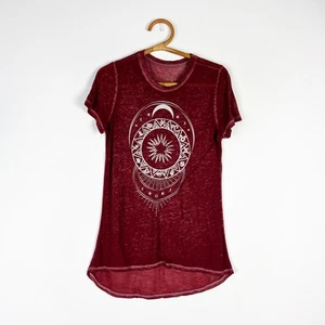 Zoe + Liv sun and moon celestial zodiac astrology tshirt maroon red size medium - Picture 1 of 3