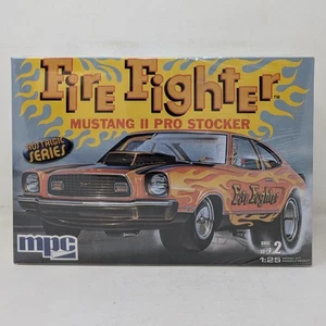 MPC Fire Fighter 1974 Ford Mustang II Pro Stocker 1/25 Model Kit 38407 Neu 2006 - Bild 1 von 6
