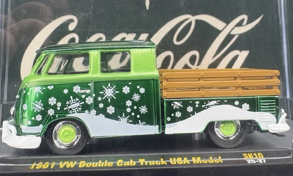 Грузовик с двойной кабиной M2 Machines Coca-Cola 1961 VW модель США 2025 рождественское издание  - Изображение 1 из 4