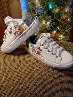 Tênis ALDI Disney Mickey Mouse infantil tamanho 11 branco Mickey & Minnie nas laterais - Imagem 1 de 4