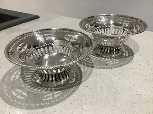 Antica coppia di piatti Bon Bon Bon traforati in argento sterling.JR Attenborough.Chester 1908 - Foto 1 di 12