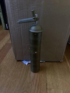 Molinillo de pimienta vintage de latón grabado de 10" hecho en Albania (AR8325) - Imagen 1 de 6