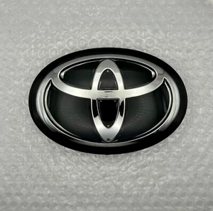 53141-42020 Front Grille Emblem Logo for Toyota Corolla 2016 2017 2018 2019 - Foto 1 di 5