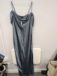 Boohoo blau Satin Cold Shoulder Maxikleid Größe 18 neu mit Etikett (T10( - Bild 1 von 8