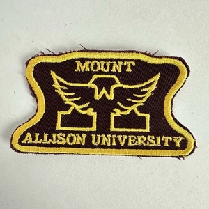Toppa ricamata vintage Mount Allison University giallo marrone 3,5”x 2” - Foto 1 di 2