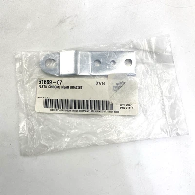 Soporte de asiento de pasajero trasero OEM Harley 51669-07 05-17 Softail Deluxe FLSTN Foto 1 de 4