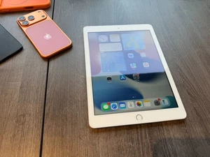 Apple iPad 5th Generation 32GB WiFi PadOS 16.7 - Picture 1 of 11