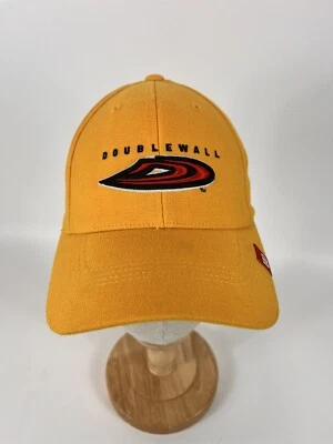 Gorra de béisbol amarilla mediana-grande ajustada de doble pared Demarini Wilson Foto 1 de 4