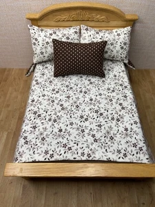 Puppenhaus Tagesdecke Bettdecke Decke 2 Kissen Maßstab 1:12 winzig floral brauner Punkt - Bild 1 von 4