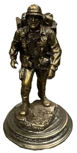 Estatuilla estatuilla de peltre de colección American Heroes “The Army Way” escultura 3” X 5” - Imagen 1 de 5