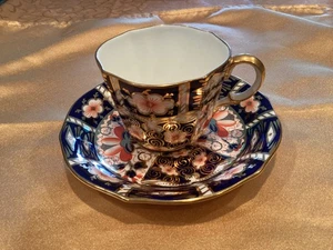 Taza y platillo Royal Crown Derby Inglaterra tradicional Imari 2451 con borde festoneado - Imagen 1 de 8