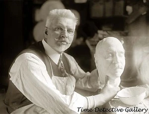 Ulric Dunbar with Death Mask of Admiral George Dewey -1917- Historic Photo Print - Picture 1 of 1