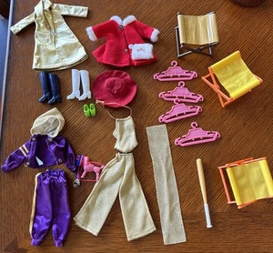 Vintage Barbie Kleidung & Zubehör Konvolut ~ 20 Teile ~ teilweise gemarkt Hongkong - Bild 1 von 10