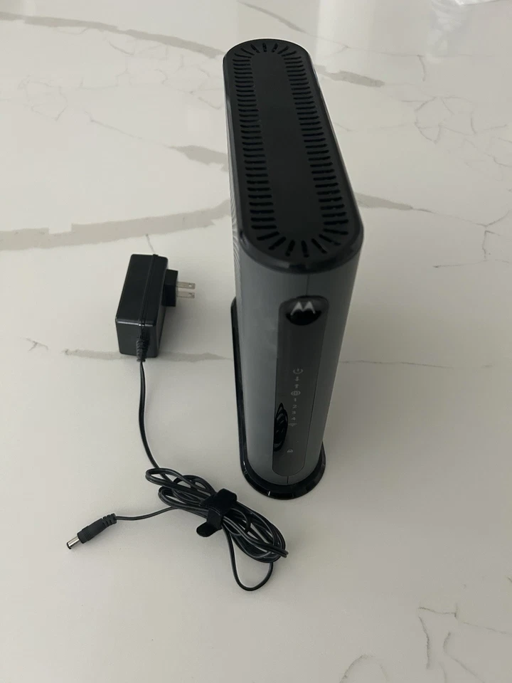 Comcast Xfinity Motorola MG7315 8x4 DOCSIS 3.0 Cable Modem N450 Router w/Adapter - Image 1 of 4