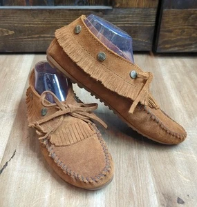 Minnetonka Moccasins Sz 8.5 Suede Brown Leather Fringe Studded EUC - Picture 1 of 10