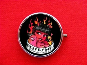TEUFEL PIN UP GIRL HELLBOMB RING SCHMUCKVERSTECK RUND NEUWERTIG METALL PILLENDOSE ETUI - Bild 1 von 2