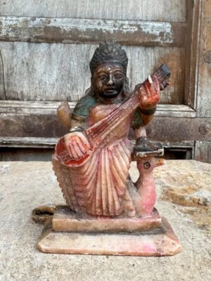 Antigua estatuilla de escultura de diosa hindú Sarswati de mármol hecha a mano Foto 1 de 4