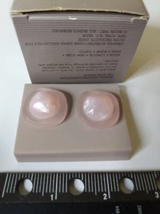 Pendientes de tachuelas perforados de lucita rosa esmerilado Avon 1987 nuevos en caja nuevos - Imagen 1 de 4