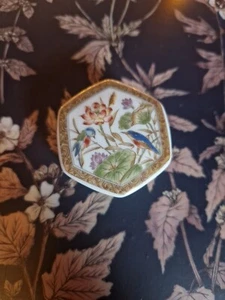 Vintage small Chinese Hexagon Trinket / Pill box birds / flowers - Picture 1 of 10