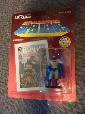 ERTL DC COMICS SUPER HEROES BATMAN DIE CAST FIGURA 1990 CON TARJETA DE COLECCIONISTA NUEVO Foto 1 de 2