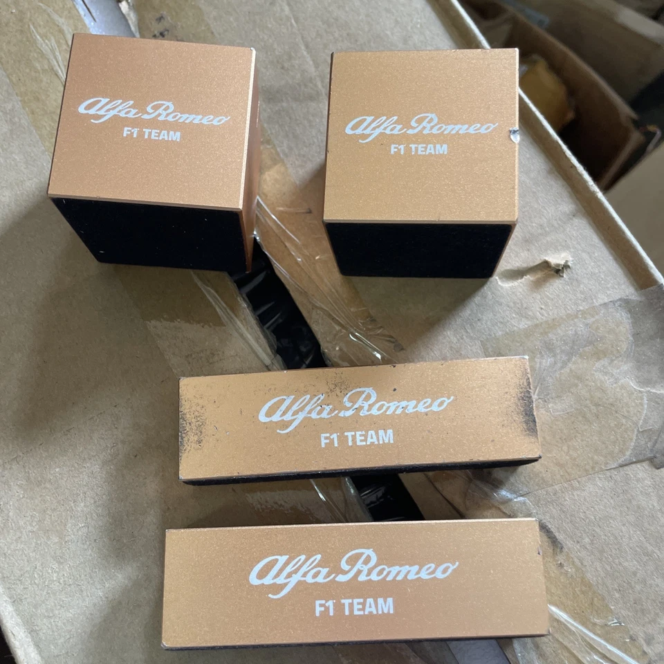 Portatarjetas de visita del equipo Alfa Romeo F1 Fórmula 1 G13 Foto 1 de 4