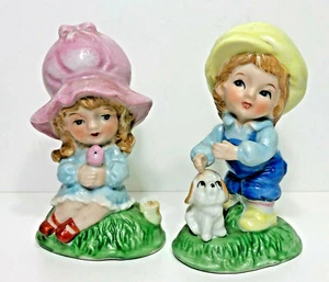 Zwei Keramik Mädchen Figuren mit großen Hüten, 4,75" — eine beschädigt (Paar/Lot) - Bild 1 von 6