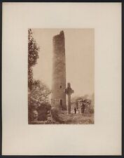 Fotografie W. L., Ansicht Mainistir Bhuite / Irland, Turm und Hochkreuz auf ein 
