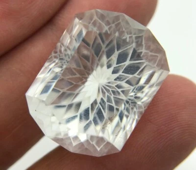 51.60 Ct Fantasy Cut White Quartz – Optical Flower Petal Design | Octagon - Image 1 of 4